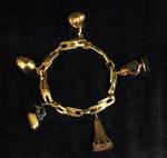 Bracelet articulé en or jaune, orné de cinq pendeloques :...