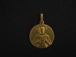 Médaille religieuse en or jaune, figurant l'Enfant Jésus dans les...