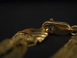 Ensemble comprenant : 
- un bracelet souple trois tons d'or,...