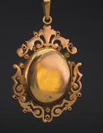 Pendentif porte-photo Napoléon III en or jaune, serti de perles...
