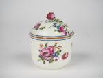 Pot couvert Louis XVI en porcelaine à décor de fleurs...