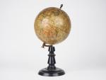 J. FOREST. 
Globe terrestre Napoléon III, piétement en bois noirci....