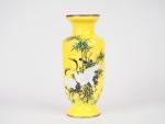 Vase ovoïde 1900 sur piedouche en opaline à décor de...
