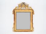 Miroir Louis XVI en bois sculpté et doré, à décor...