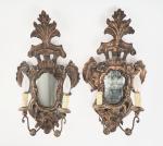 Paire de miroirs de style italien en bois sculpté et...