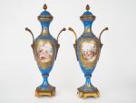 Paire de vases couverts Napoléon III de style Louis XVI...