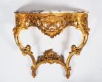 Console de style Louis XV en bois sculpté, doré et...