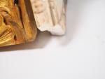 Console de style Louis XV en bois sculpté, doré et...