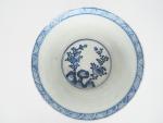 Chine, XIXe siècle, 
Coupe floriforme en porcelaine blanche à décor...