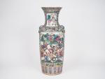 Canton, vers1900,
Grand vase balustre en porcelaine et émaux de style...