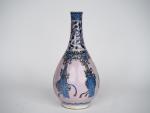 Chine, période Qing, 
Vase piriforme en porcelaine à décor émaillé...