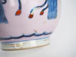 Chine, période Qing, 
Vase piriforme en porcelaine à décor émaillé...