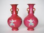 Chine, XIXe siècle, 
Paire de vases de forme balustre en...