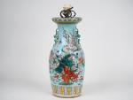 Chine, période Guangxu, 
Vase balustre en porcelaine et émaux de...