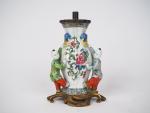 Chine période jiaqing, 
Vase d'applique en porcelaine et émaux de...
