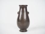 Chine XVIIe-XVIIIe siècle, 
Vase hu en bronze de patine claire,...