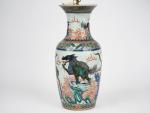 Chine, XIXe siècle, 
Vase balustre en porcelaine et émaux de...
