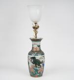 Chine, XIXe siècle, 
Vase balustre en porcelaine et émaux de...