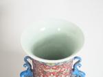 Chine, fin XIXe siècle, 
Grand vase balustre en porcelaine et...