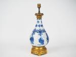 Chine, XVIIIe siècle,
Vase piriforme en porcelaine bleu et blanche, à...