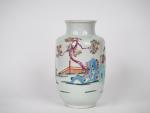 Chine, XIXe siècle, 
Vase en porcelaine et émaux de style...