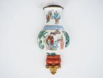 Chine, XIXe siècle,
Vase d'applique " biping " en porcelaine et...