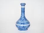 Chine, fin XIXe siècle, 
Vase bouteille en porcelaine bleu blanc...