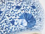 Chine, XVIIIe siècle, 
Vase en porcelaine bleu blanc à décor...