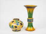 Chine XIXe siècle, 
Ensemble comprenant un vase gu et vase...