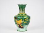 Chine, XIXe siècle, 
Vase en porcelaine émaillée sancai " trois...