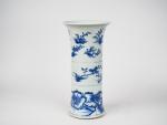 Chine, XIXe siècle, 
Vase cornet de style Transition en porcelaine...