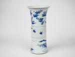 Chine, XIXe siècle, 
Vase cornet de style Transition en porcelaine...