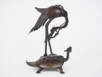 Chine, XXe siècle,
Sujet en bronze représentant une grue tenant une...