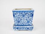 Chine, XXe siècle, 
Jardinière et son présentoir en porcelaine bleu...