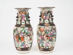 Chine, vers 1900, 
Paire de vases en porcelaine de nankin...