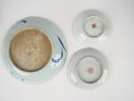 Chine, vers 1900, 
Ensemble en porcelaine comprenant deux coupes en...