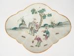 Chine, période Tongzhi, 
Coupe polylobée sur piédouche en porcelaine et...