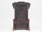 Chine XXe siècle,
Ecran et son présentoir en bois teinté, décor...