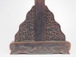 Chine XXe siècle,
Ecran et son présentoir en bois teinté, décor...