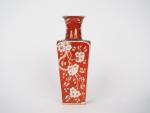 Chine, époque Qing,
Vase quadrangulaire surmonté d'un col évasé en porcelaine...