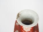 Chine, époque Qing,
Vase quadrangulaire surmonté d'un col évasé en porcelaine...