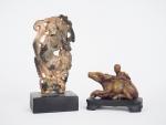 Chine, XXe siècle, 
Deux statuettes en stéatite 'buffle" et "divinité...