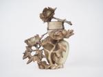Chine, XXe siècle,
Vase couvert en serpentine sculpté d'un pivoinier en...