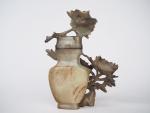 Chine, XXe siècle,
Vase couvert en serpentine sculpté d'un pivoinier en...