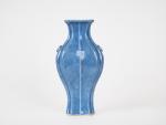 Chine, XVIIIe siècle, 
Vase quadrangulaire à panse godronnée en porcelaine...