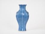 Chine, XVIIIe siècle, 
Vase quadrangulaire à panse godronnée en porcelaine...