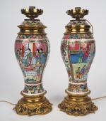 Canton, XIXe siècle, 
Paire de lampes à pétrole en porcelaine...