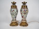 Canton, XIXe siècle, 
Paire de lampes à pétrole en porcelaine...