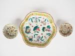 Chine, période Tongzhi,  
Grand ravier floriforme en porcelaine à...