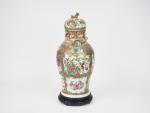 Canton, vers 1900, 
Vase balustre couvert en porcelaine et émaux...